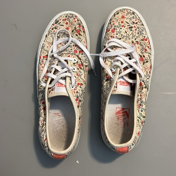 Vans - Picture 9 of 10